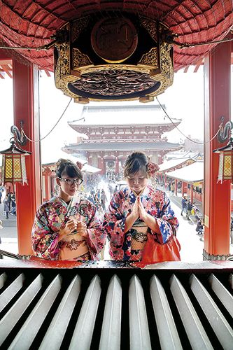 cầu ước tại điện thờ ở Asakusa cầu ước tại điện thờ ở Asakusa